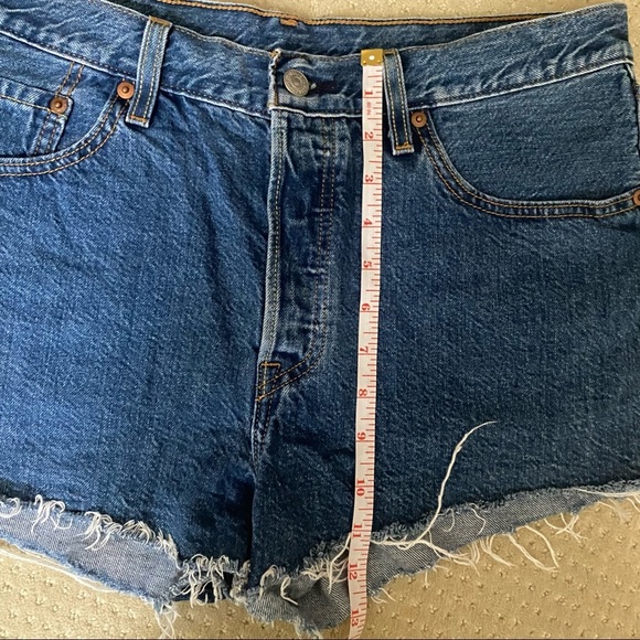 LEVI’S Blue Medium Wash Mid-rise Cutoff Denim Shorts - Picture 9 of 9
